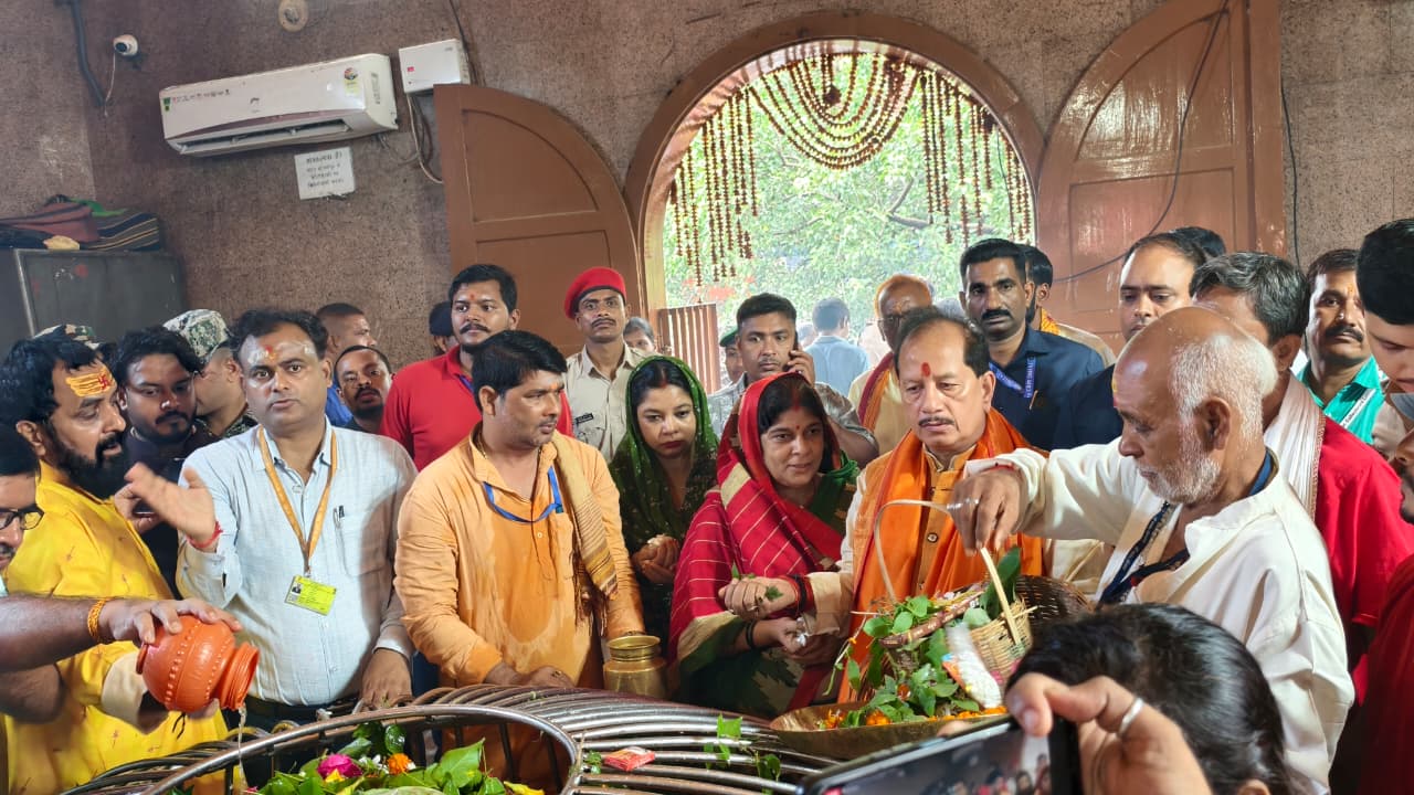 सावन की अंतिम सोमवारी पर शिवालयों में उमड़ी  शिव भक्तों की भारी भीड़