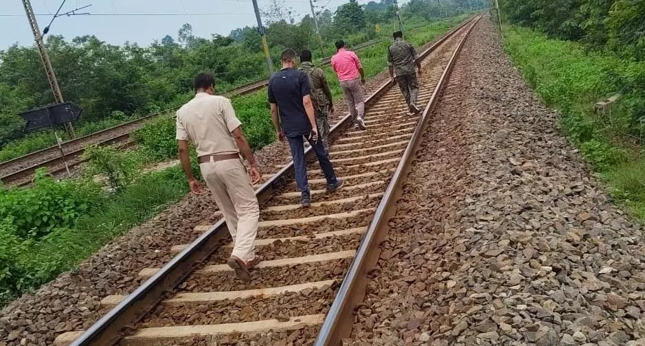 ट्रेन पलटाने की साजिश, खुले पेंड्रोल क्लिप पर पड़ी कीमैन की नजर ट्रेन पलटाने की साजिश, खुले पेंड्रोल क्लिप पर पड़ी कीमैन की नजर