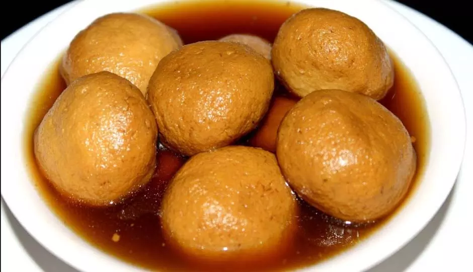 Jaggery Rasgulla: एक बार इस स्वादिष्ट मिठाई को बनाकर देखिए Jaggery Rasgulla: एक बार इस स्वादिष्ट मिठाई को बनाकर देखिए