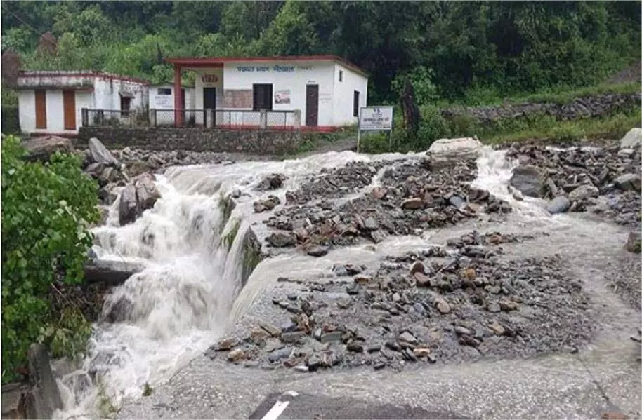 Pithoragarh: भूस्खलन के कारण 30 यात्री फंसे, पुलिस ने सुरक्षित स्थान पर पहुंचाया Pithoragarh: भूस्खलन के कारण 30 यात्री फंसे, पुलिस ने सुरक्षित स्थान पर पहुंचाया