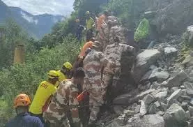 Rishikesh: यात्रियों से भरी कार दुर्घटनाग्रस्त, मची चीख-पुकार Rishikesh: यात्रियों से भरी कार दुर्घटनाग्रस्त, मची चीख-पुकार