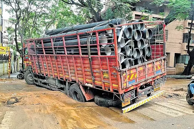 बेंगलुरु में अगले तीन दिनों तक भारी बारिश जारी रहने की संभावना: सड़कें जलमग्न, यातायात जाम की आशंका बेंगलुरु में अगले तीन दिनों तक भारी बारिश जारी रहने की संभावना: सड़कें जलमग्न, यातायात जाम की आशंका