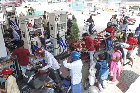 केंद्र ने पेट्रोल में 20 प्रतिशत इथेनॉल मिश्रण के नकारात्मक प्रभाव की खबरों का किया खंडन केंद्र ने पेट्रोल में 20 प्रतिशत इथेनॉल मिश्रण के नकारात्मक प्रभाव की खबरों का किया खंडन