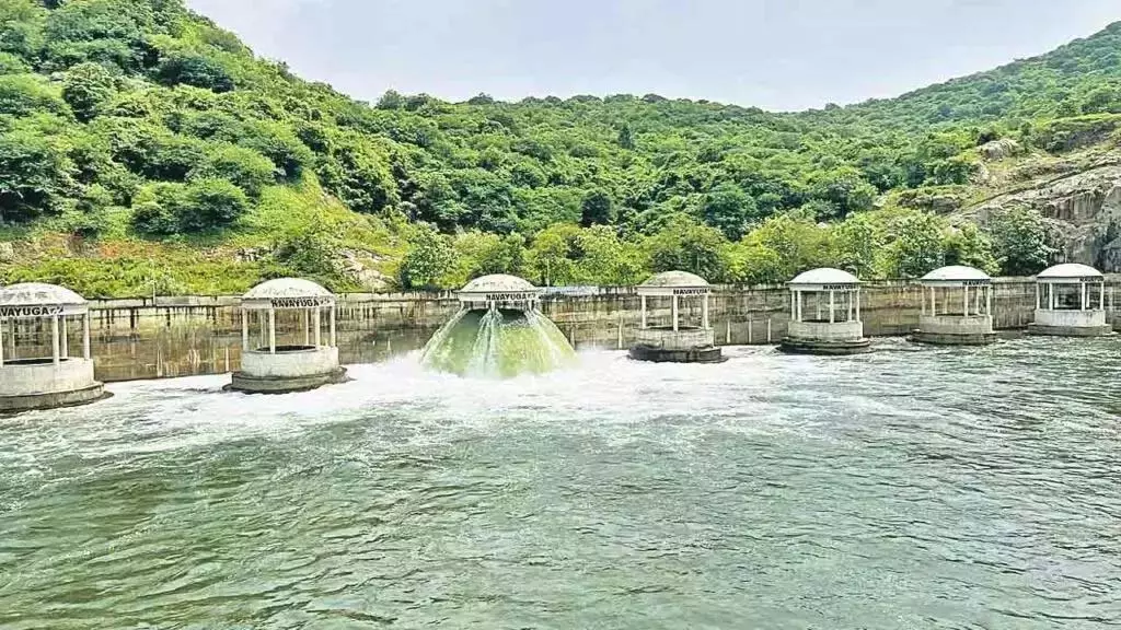 Telangana: मंत्रियों के कालेश्वरम पंप स्टंट से मचा आक्रोश Telangana: मंत्रियों के कालेश्वरम पंप स्टंट से मचा आक्रोश