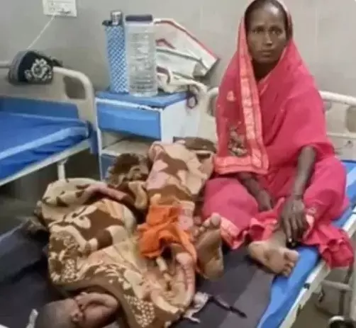 Balrampur: पैदल अस्पताल जा रही महिला ने बीच रास्ते में बच्चे को जन्म दिया Balrampur: पैदल अस्पताल जा रही महिला ने बीच रास्ते में बच्चे को जन्म दिया