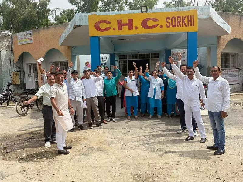 Haryana : डॉक्टरों और स्वास्थ्य अधिकारियों ने राज्यव्यापी विरोध प्रदर्शन किया Haryana : डॉक्टरों और स्वास्थ्य अधिकारियों ने राज्यव्यापी विरोध प्रदर्शन किया