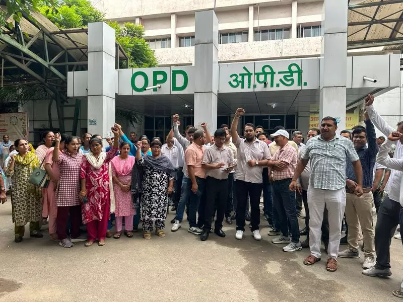 Haryana : कर्मचारियों ने जियोफेंसिंग आधारित उपस्थिति प्रणाली का विरोध किया Haryana : कर्मचारियों ने जियोफेंसिंग आधारित उपस्थिति प्रणाली का विरोध किया