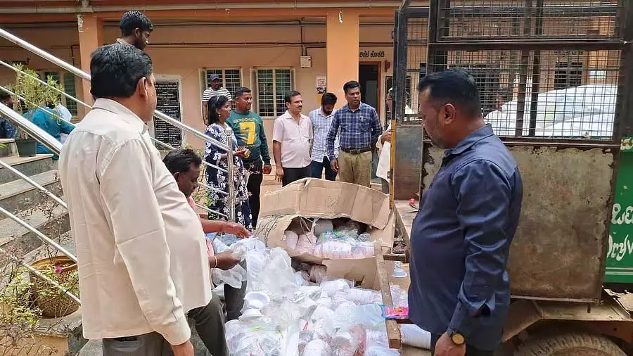 Karnataka : 350 किलोग्राम प्लास्टिक जब्त Karnataka : 350 किलोग्राम प्लास्टिक जब्त