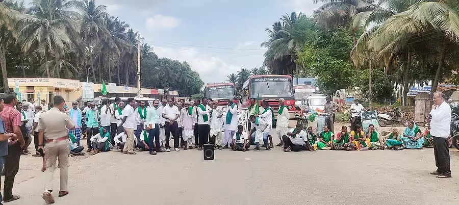 Karnataka : यूरिया काला बाजार में बेचा जा रहा है Karnataka : यूरिया काला बाजार में बेचा जा रहा है