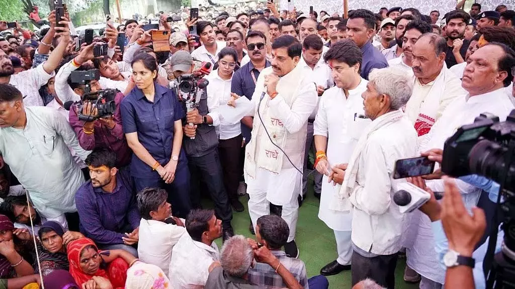 सीएम , केंद्रीय मंत्री ने MP के बाढ़ प्रभावित इलाकों का दौरा किया सीएम , केंद्रीय मंत्री ने MP के बाढ़ प्रभावित इलाकों का दौरा किया