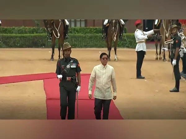 Philippines के राष्ट्रपति का राष्ट्रपति भवन में औपचारिक स्वागत Philippines के राष्ट्रपति का राष्ट्रपति भवन में औपचारिक स्वागत
