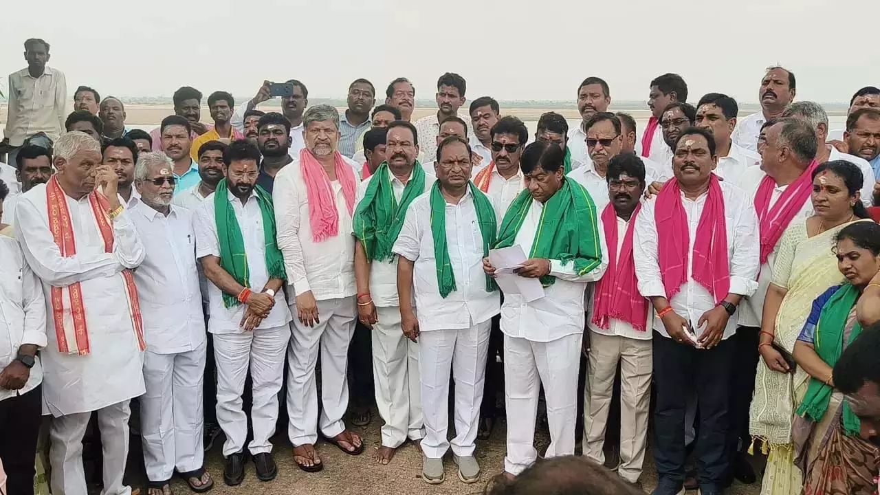 कन्नेपल्ली में तनाव, BRS द्वारा जल आपूर्ति में देरी का विरोध कन्नेपल्ली में तनाव, BRS द्वारा जल आपूर्ति में देरी का विरोध