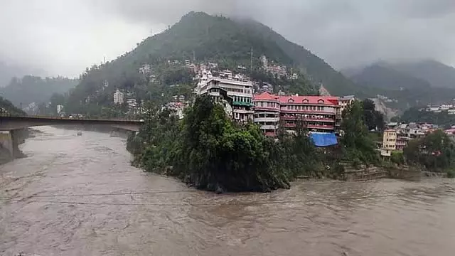 हिमाचल प्रदेश में भारी बारिश: 453 सड़कें बंद - 1,700 करोड़ का नुकसान हिमाचल प्रदेश में भारी बारिश: 453 सड़कें बंद - 1,700 करोड़ का नुकसान