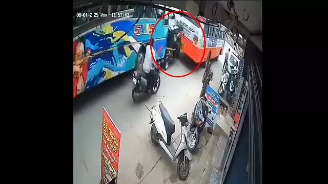 दो बसों के बीच फंसकर ऑटो कुचला : चार लोग बाल-बाल बचे दो बसों के बीच फंसकर ऑटो कुचला : चार लोग बाल-बाल बचे
