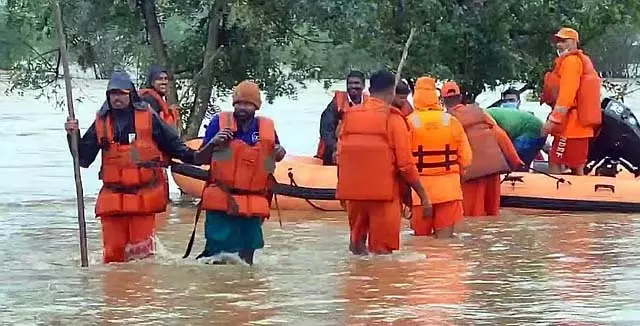 Tamil Nadu: राष्ट्रीय आपदा प्रतिक्रिया दल ऊटी पहुंचा Tamil Nadu: राष्ट्रीय आपदा प्रतिक्रिया दल ऊटी पहुंचा