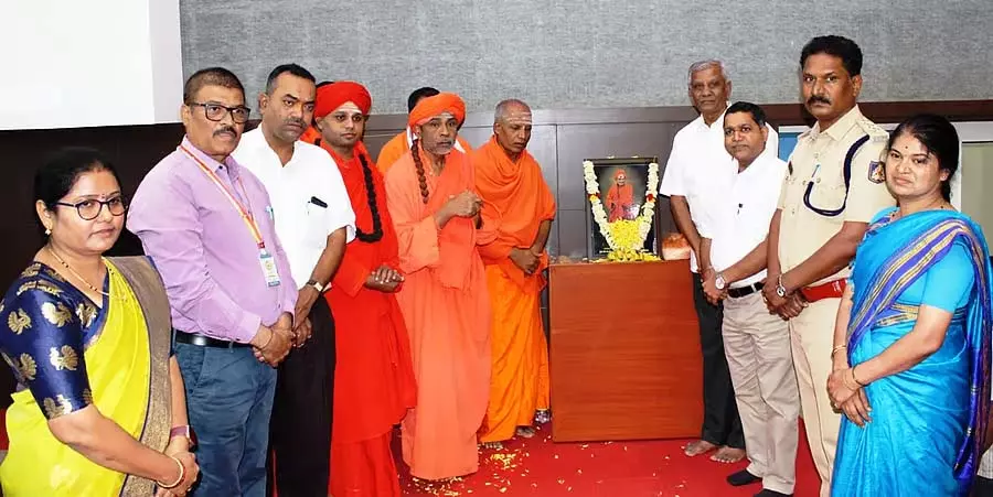 शांतिपूर्ण जीवन के लिए व्यसन से मुक्त हो जाएं: गुरु महंत श्री शांतिपूर्ण जीवन के लिए व्यसन से मुक्त हो जाएं: गुरु महंत श्री