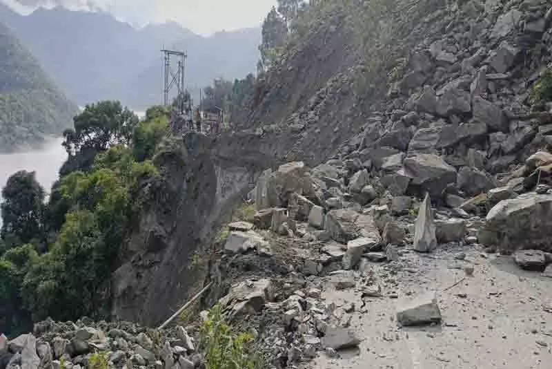 पहाड़ खतरे में, Himachal को बेतहाशा विकास की कीमत चुकानी पड़ रही पहाड़ खतरे में, Himachal को बेतहाशा विकास की कीमत चुकानी पड़ रही