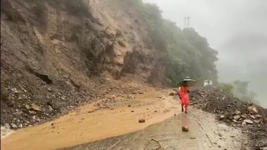 हिमाचल में भारी बारिश से तबाही, 4 नेशनल हाईवे समेत 453 सड़कें बंद हिमाचल में भारी बारिश से तबाही, 4 नेशनल हाईवे समेत 453 सड़कें बंद