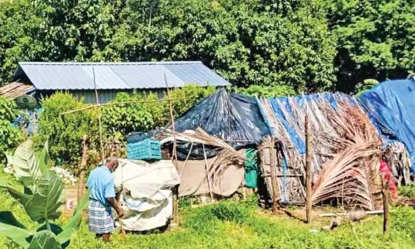 Kerala : 15 परिवार शौचालय और आश्रय के बिना गंदी परिस्थितियों में रह रहे हैं Kerala : 15 परिवार शौचालय और आश्रय के बिना गंदी परिस्थितियों में रह रहे हैं