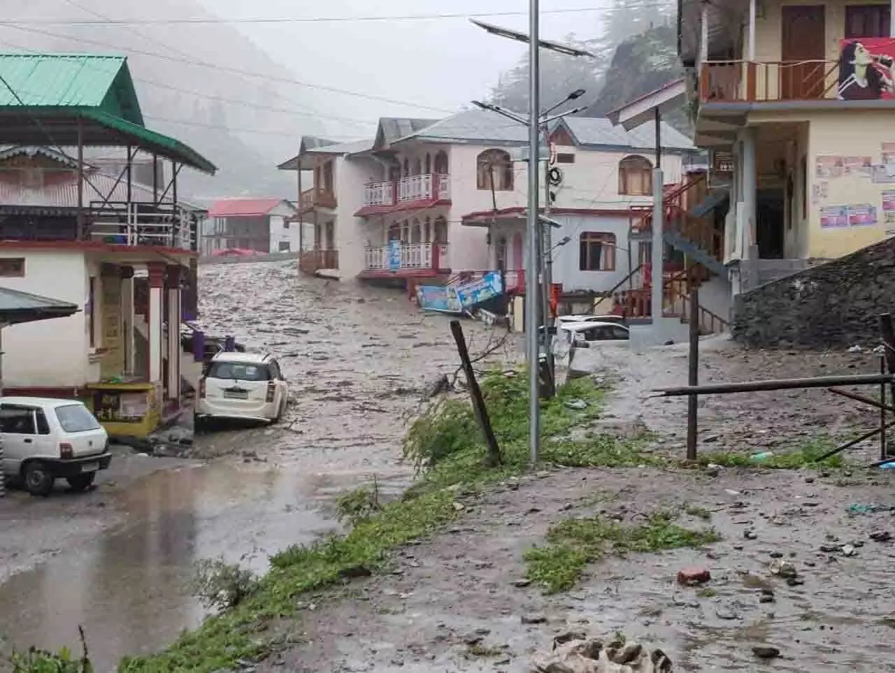 बादल फटा: कई लोगों की मौत, कई लापता भी, सेना के जवानों ने संभाला मोर्चा बादल फटा: कई लोगों की मौत, कई लापता भी, सेना के जवानों ने संभाला मोर्चा