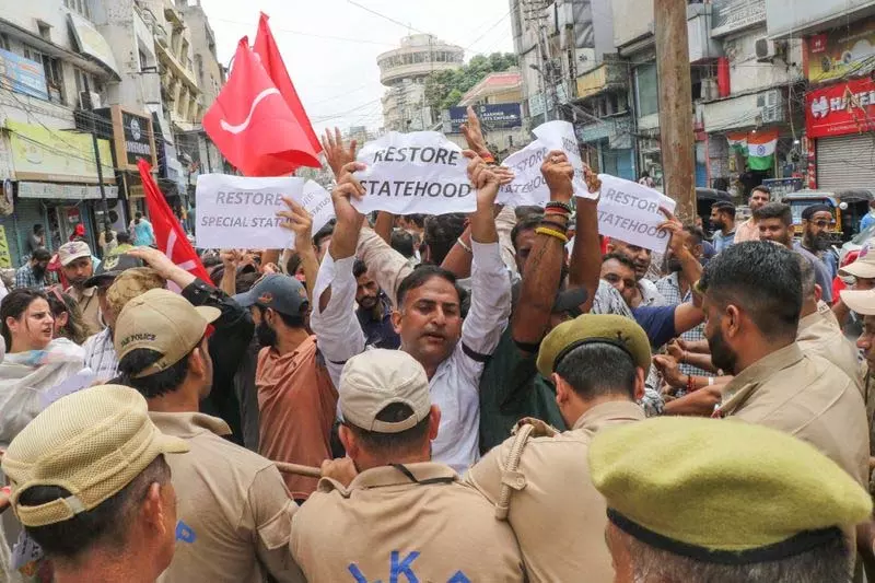 अनुच्छेद 370 निरस्तीकरण: पुलिस ने जम्मू-कश्मीर में NC के विरोध मार्च को विफल किया अनुच्छेद 370 निरस्तीकरण: पुलिस ने जम्मू-कश्मीर में NC के विरोध मार्च को विफल किया