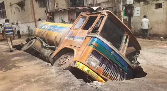 Hyderabad: बंजारा हिल्स में सड़क धंसने से पानी का टैंकर फँसा Hyderabad: बंजारा हिल्स में सड़क धंसने से पानी का टैंकर फँसा