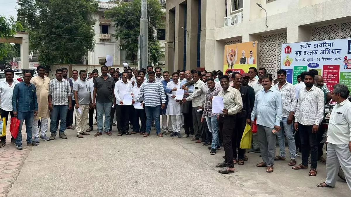500 से अधिक किसानों ने उज्जैन कलेक्टर कार्यालय का घेराव किया 500 से अधिक किसानों ने उज्जैन कलेक्टर कार्यालय का घेराव किया