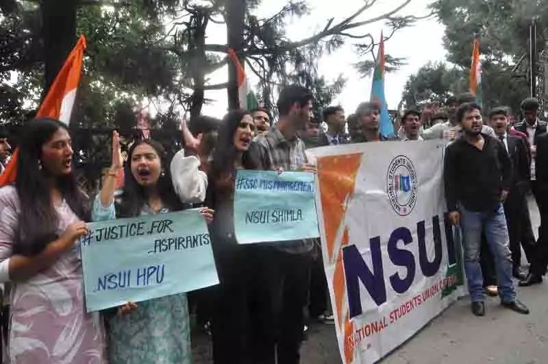 NSUI ने एसएससी परीक्षा में अनियमितताओं का विरोध किया NSUI ने एसएससी परीक्षा में अनियमितताओं का विरोध किया