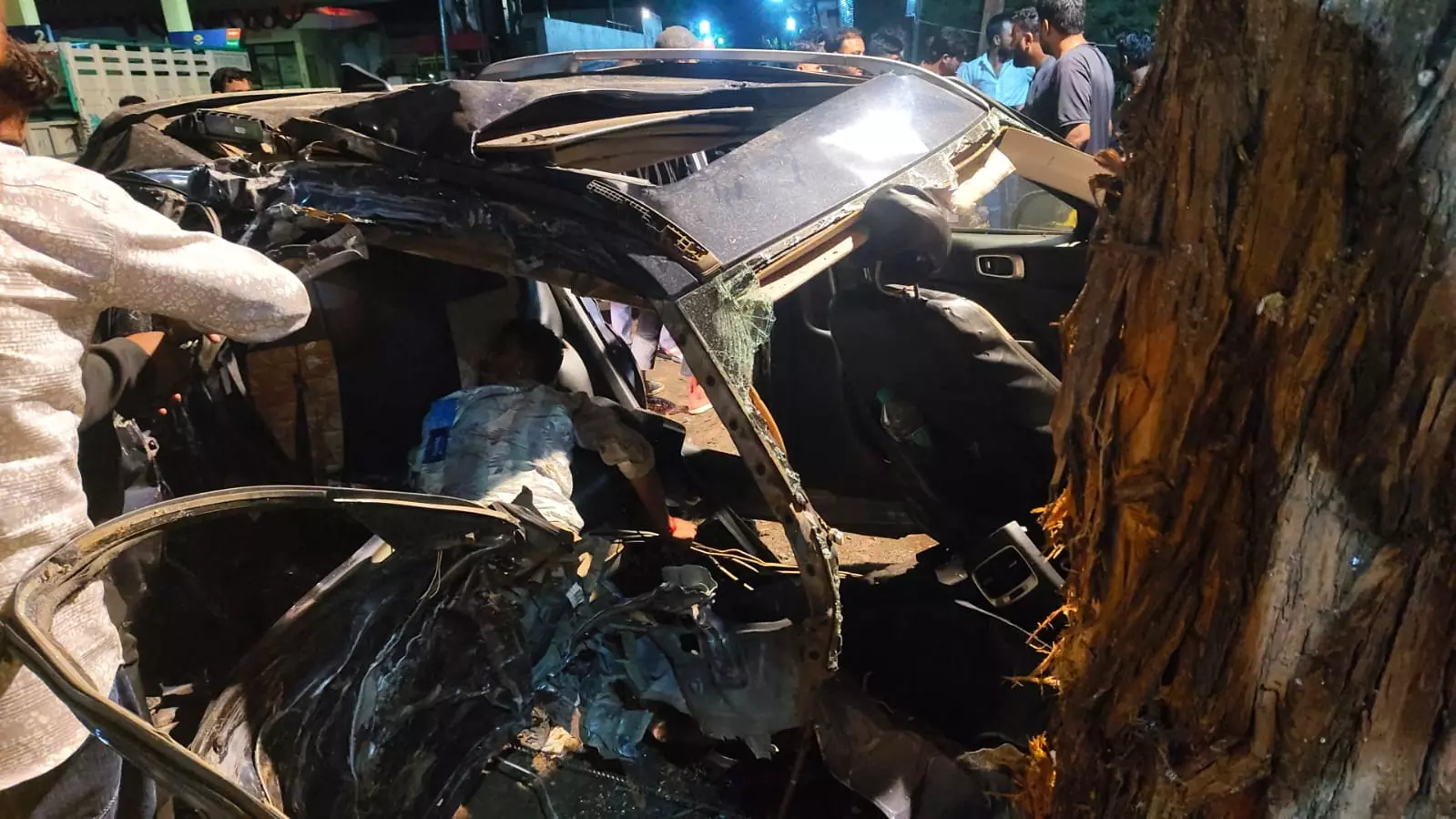 कोट्टाराक्कारा के पास कार बिजली के खंभों से टकराकर गहरी खाई में गिरी, एक व्यक्ति की मौत कोट्टाराक्कारा के पास कार बिजली के खंभों से टकराकर गहरी खाई में गिरी, एक व्यक्ति की मौत