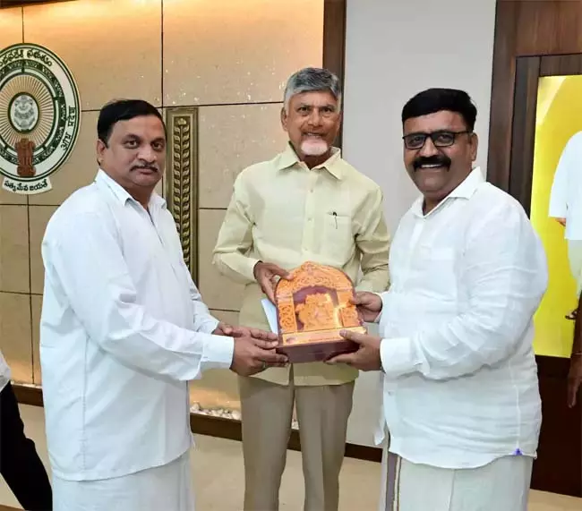 राघवेंद्र स्वामी सप्तरात्रोत्सवम CM ने किया आमंत्रित राघवेंद्र स्वामी सप्तरात्रोत्सवम CM ने किया आमंत्रित