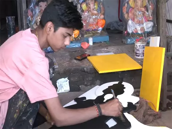 मुंबई के कारीगरों की इको-पेपर गणपति: बदलते चलन के बीच हल्की मूर्तियों का वैश्विक बाज़ार में आगमन मुंबई के कारीगरों की इको-पेपर गणपति: बदलते चलन के बीच हल्की मूर्तियों का वैश्विक बाज़ार में आगमन