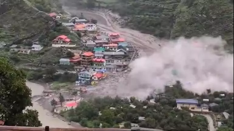 Uttarkashi में बादल फटने से भीषण बाढ़ Uttarkashi में बादल फटने से भीषण बाढ़