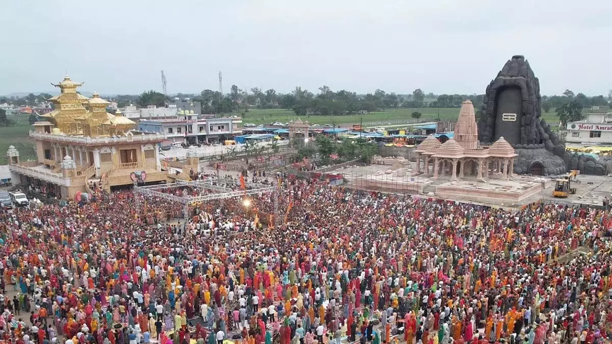 Sehore : पंडित प्रदीप मिश्रा के रुद्राक्ष वितरण समारोह के दौरान 2 महिलाओं की मौत, 15 घायल Sehore : पंडित प्रदीप मिश्रा के रुद्राक्ष वितरण समारोह के दौरान 2 महिलाओं की मौत, 15 घायल