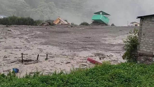धराली गांव में बादल फटने से मची अफरा-तफरी, वीडियो वायरल धराली गांव में बादल फटने से मची अफरा-तफरी, वीडियो वायरल