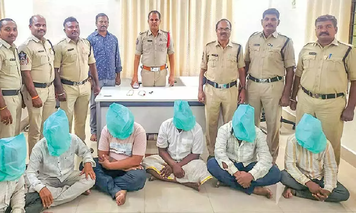 Andhra: महाराष्ट्र का छह सदस्यीय गिरोह गिरफ्तार Andhra: महाराष्ट्र का छह सदस्यीय गिरोह गिरफ्तार