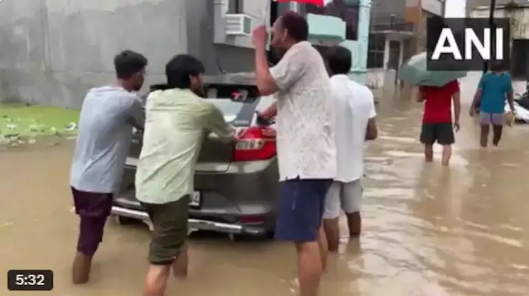 UP के 17 जिले बाढ़ की चपेट में UP के 17 जिले बाढ़ की चपेट में