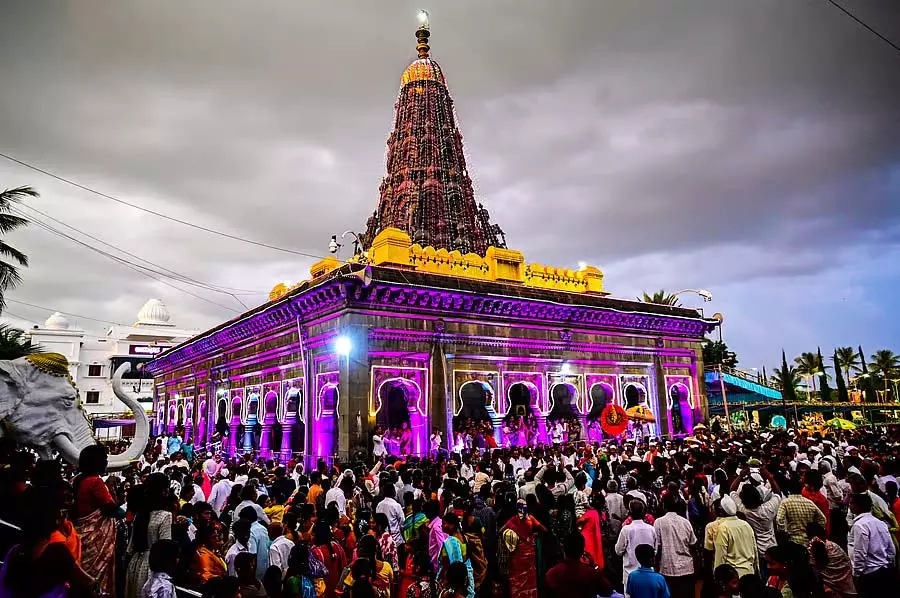 Kalaburagi : शरणबसवेश्वर के दर्शन के लिए भक्तों की भीड़ उमड़ पड़ी Kalaburagi : शरणबसवेश्वर के दर्शन के लिए भक्तों की भीड़ उमड़ पड़ी