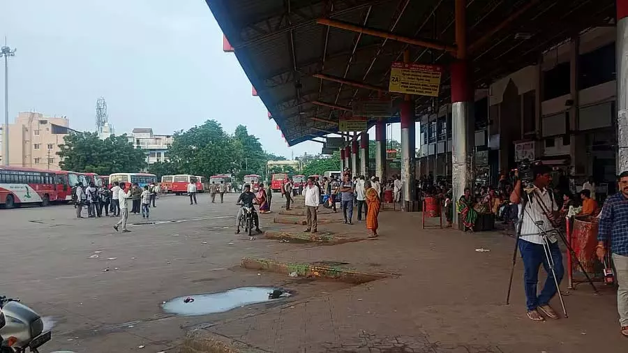 परिवहन कर्मचारियों की हड़ताल: कलबुर्गी में बस यातायात लगभग ठप परिवहन कर्मचारियों की हड़ताल: कलबुर्गी में बस यातायात लगभग ठप