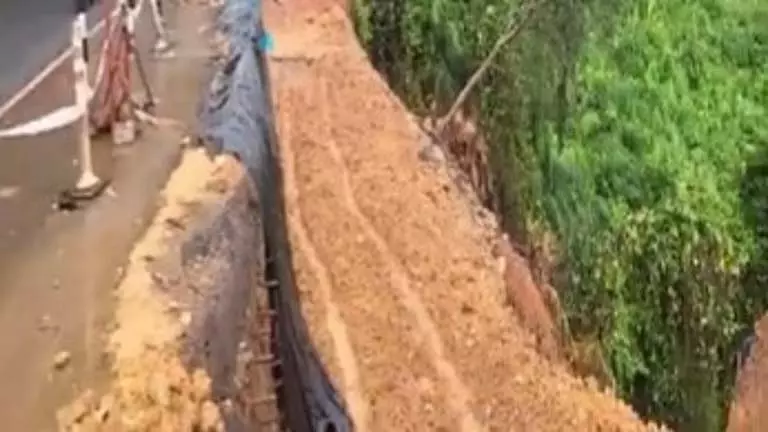 बेलगावी-Goa राजमार्ग पर अनमोद घाट पर सड़क धंसने से यातायात बाधित, मरम्मत कार्य जारी बेलगावी-Goa राजमार्ग पर अनमोद घाट पर सड़क धंसने से यातायात बाधित, मरम्मत कार्य जारी