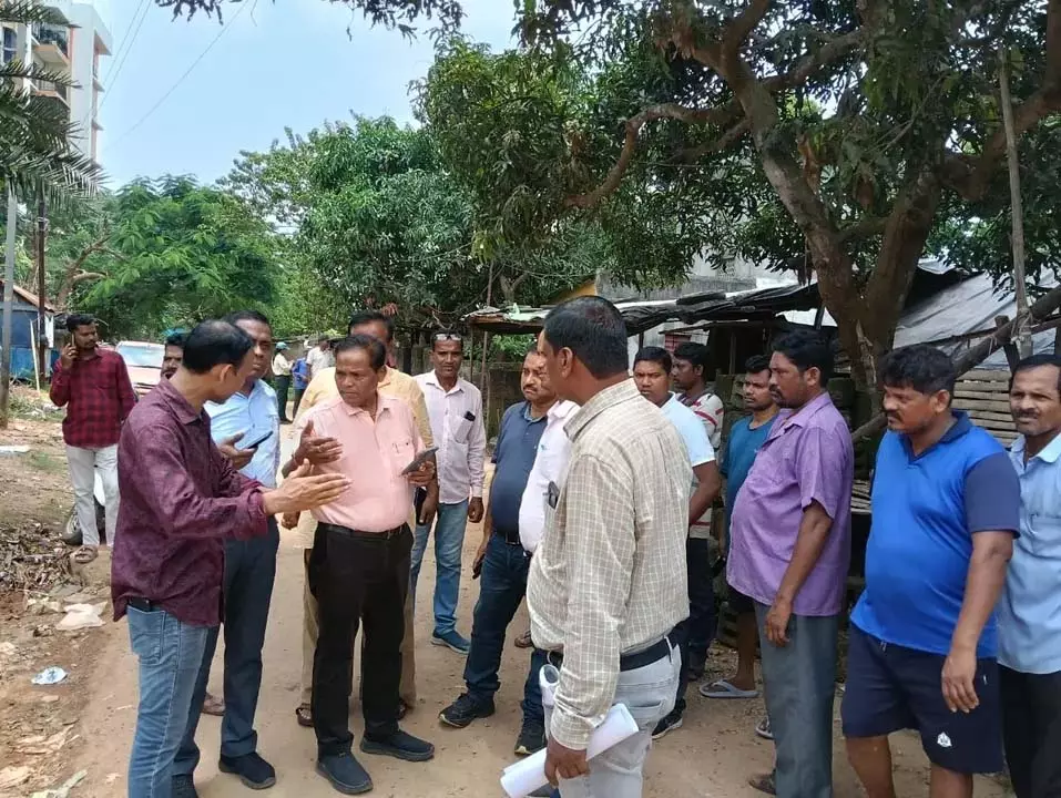 Bhubaneswar में प्रस्तावित बाएं समानांतर सड़क के लिए सर्वेक्षण शुरू Bhubaneswar में प्रस्तावित बाएं समानांतर सड़क के लिए सर्वेक्षण शुरू