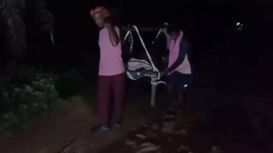 इमरजेंसी में भी नहीं मिला रास्ता, महिला की जान गई, परिजन बेहाल इमरजेंसी में भी नहीं मिला रास्ता, महिला की जान गई, परिजन बेहाल