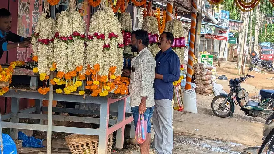 चामराजनगर श्रावण; फूलों की कीमतें आसमान छू रही हैं, फल महंगे हैं चामराजनगर श्रावण; फूलों की कीमतें आसमान छू रही हैं, फल महंगे हैं