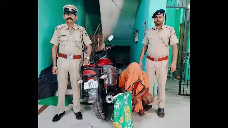 कांवरिया के भेष में शराब की तस्करी करता पकड़ा गया ओडिशा का व्यक्ति कांवरिया के भेष में शराब की तस्करी करता पकड़ा गया ओडिशा का व्यक्ति