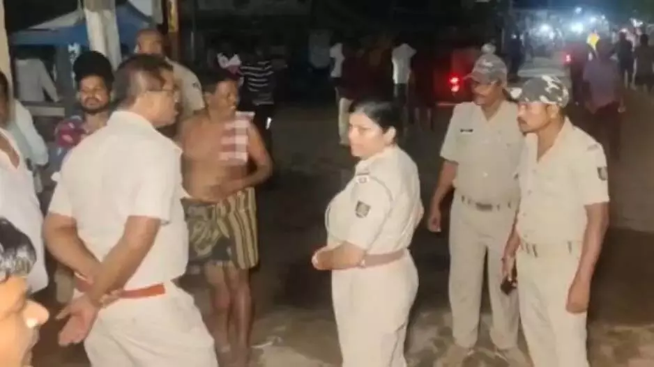 बदमाशों ने बम फेंककर 10 लाख रुपये से अधिक के आभूषण लूटे बदमाशों ने बम फेंककर 10 लाख रुपये से अधिक के आभूषण लूटे