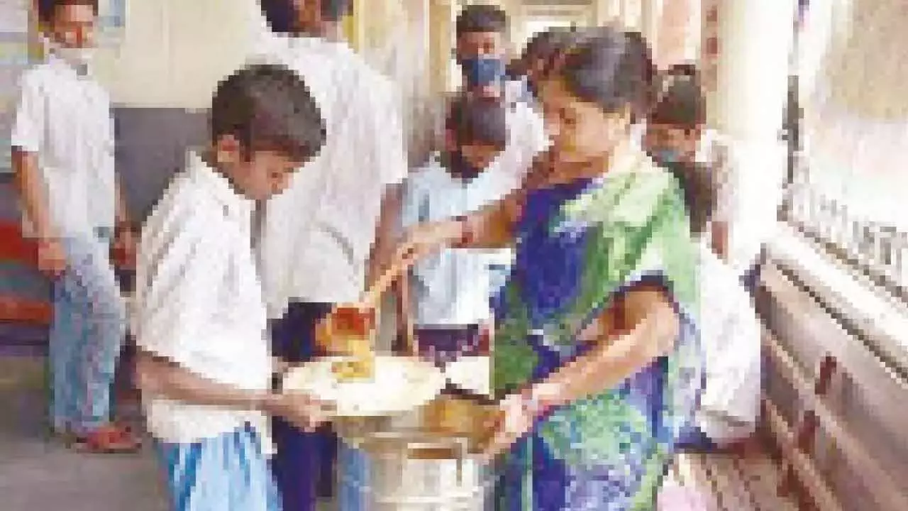 Telangana: केंद्रीय मंत्री ने मुख्यमंत्री से मध्याह्न भोजन रसोइयों का वेतन बढ़ाने का आग्रह किया Telangana: केंद्रीय मंत्री ने मुख्यमंत्री से मध्याह्न भोजन रसोइयों का वेतन बढ़ाने का आग्रह किया