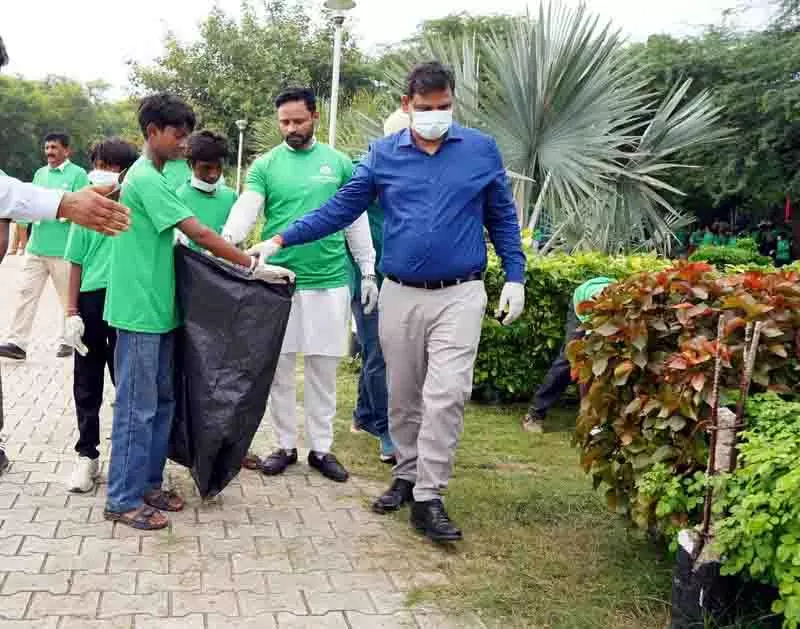 Chandigarh MC ने सेक्टर 42 झील पर 10 दिवसीय ‘प्लॉगिंग’ अभियान शुरू किया Chandigarh MC ने सेक्टर 42 झील पर 10 दिवसीय ‘प्लॉगिंग’ अभियान शुरू किया