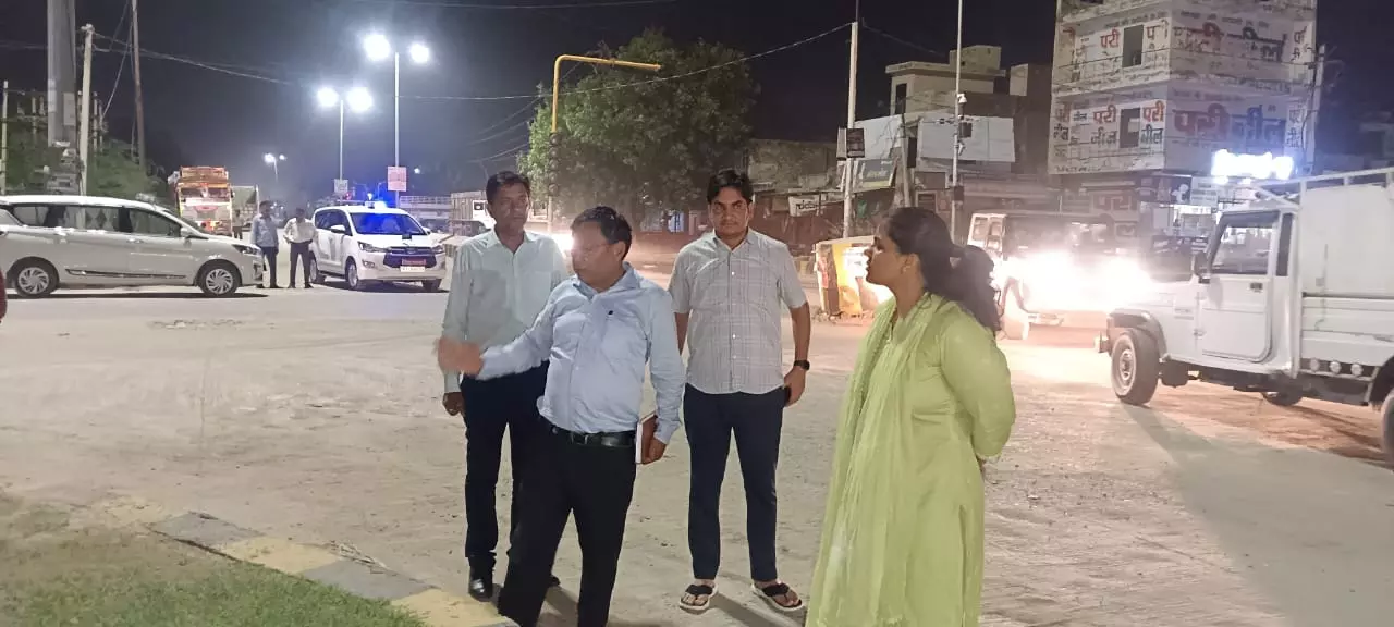 Sri Ganganagar: देर रात कलेक्टर का दौरा, चौक सौंदर्यीकरण और सफाई व्यवस्था पर दिया जोर Sri Ganganagar: देर रात कलेक्टर का दौरा, चौक सौंदर्यीकरण और सफाई व्यवस्था पर दिया जोर