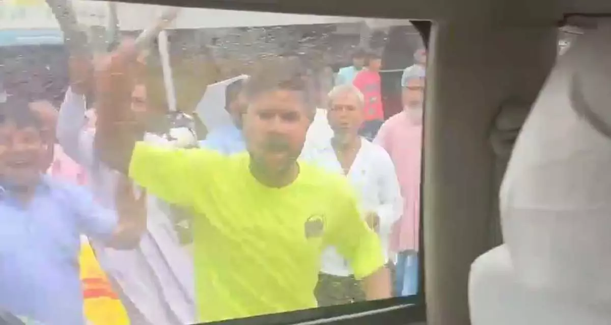 शुभेंदु अधिकारी के काफिले पर हमला, कानून-व्यवस्था पर उठे सवाल शुभेंदु अधिकारी के काफिले पर हमला, कानून-व्यवस्था पर उठे सवाल