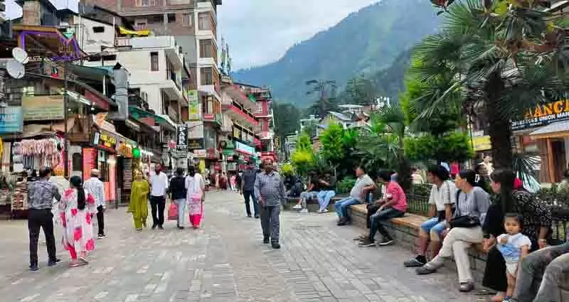 Kullu-Manali में बारिश और सड़क जाम से पर्यटन प्रभावित Kullu-Manali में बारिश और सड़क जाम से पर्यटन प्रभावित