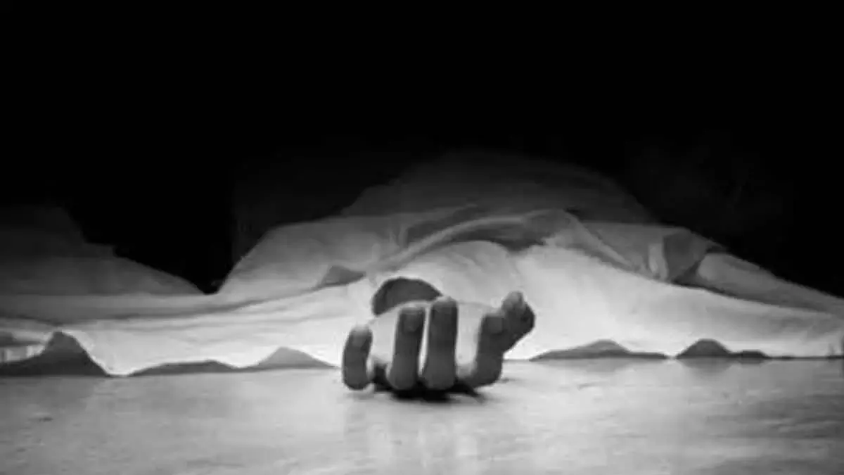 माता-पिता द्वारा मोबाइल फ़ोन खरीदने से मना करने पर किशोर ने पहाड़ी से कूदकर आत्महत्या कर ली माता-पिता द्वारा मोबाइल फ़ोन खरीदने से मना करने पर किशोर ने पहाड़ी से कूदकर आत्महत्या कर ली